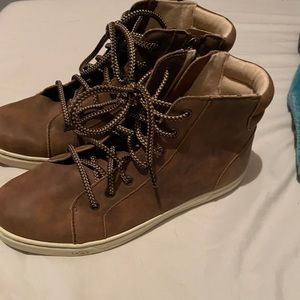 UGG gradie hi tops like new. Hardly worn Smoke free pet friendly home
Size 9.5